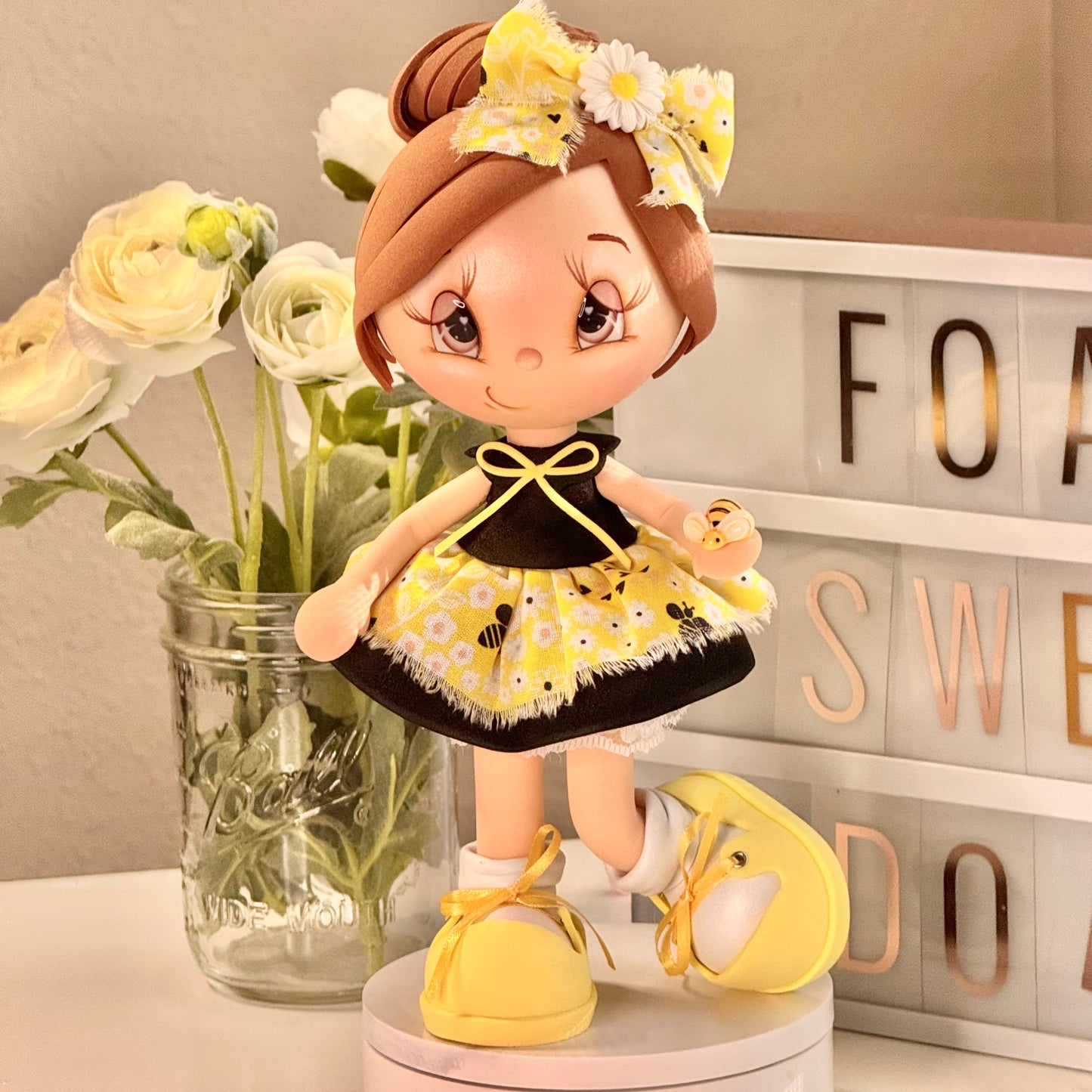 Muñeca Fofucha Amber hecha a mano con vestido amarillo y base de acrílico