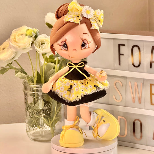 Muñeca Fofucha Amber hecha a mano con vestido amarillo y base de acrílico