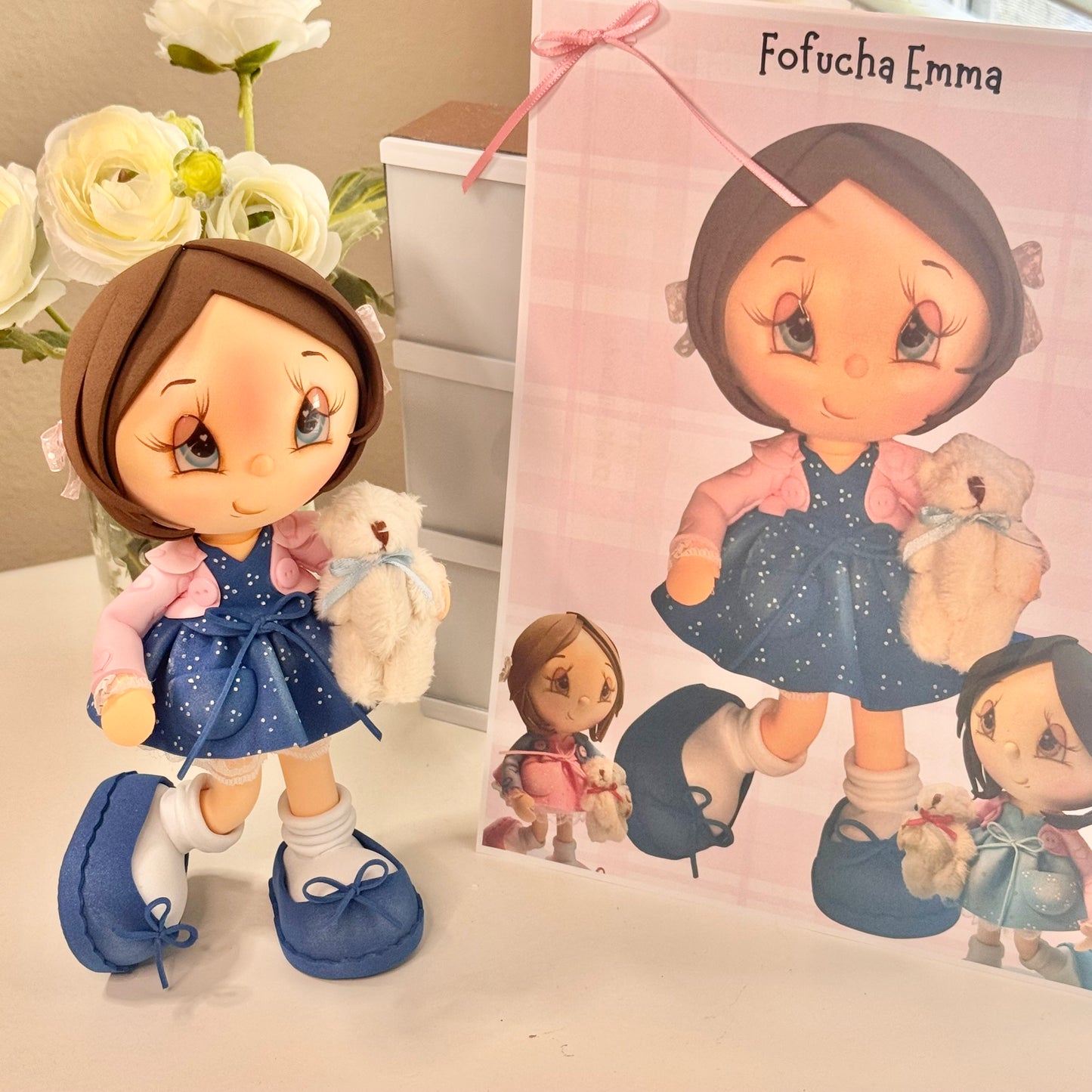 Kit completo para armar Fofucha Emma con piezas precortadas, moldes impresos y accesorios - Ready to assemble Emma Fofucha kit with pre-cut pieces and patterns.
