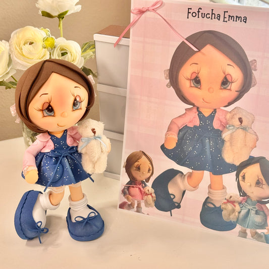 Kit completo para armar Fofucha Emma con piezas precortadas, moldes impresos y accesorios - Ready to assemble Emma Fofucha kit with pre-cut pieces and patterns.