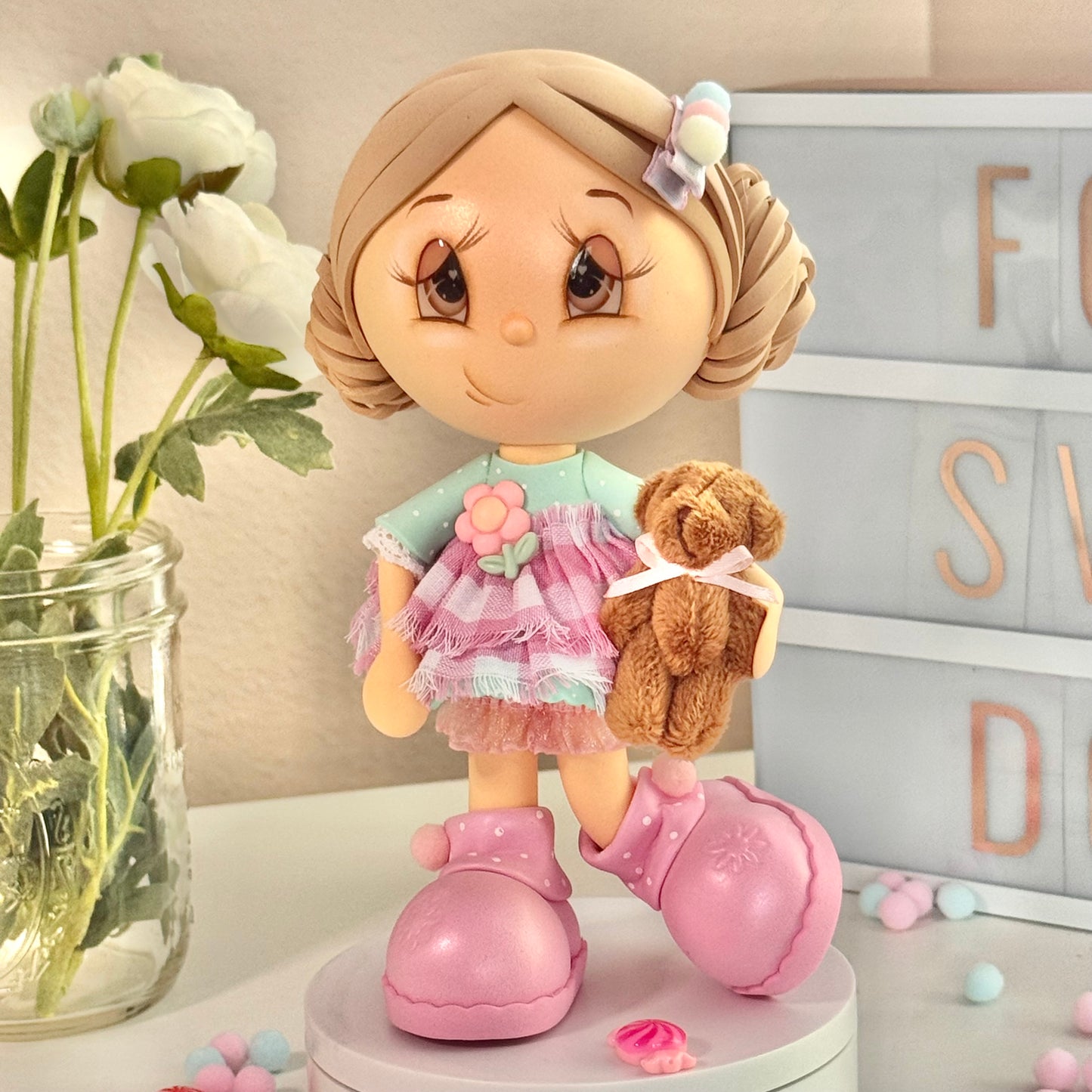 Katy & Her Teddy Bear – Handcrafted Collectible Fofucha Doll  (Katy y su Osito de Peluche – Muñeca Fofucha Coleccionable Hecha a Mano)