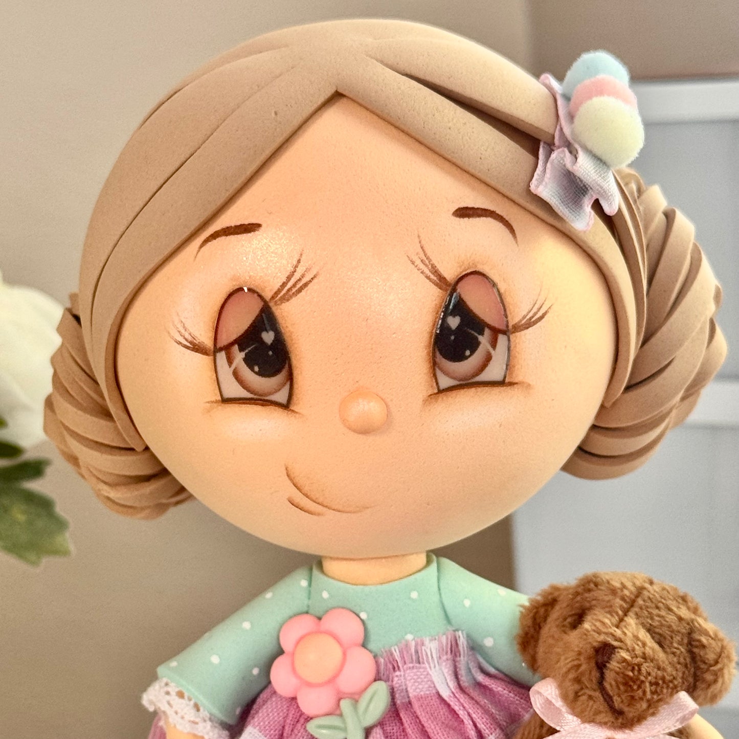 Katy & Her Teddy Bear – Handcrafted Collectible Fofucha Doll  (Katy y su Osito de Peluche – Muñeca Fofucha Coleccionable Hecha a Mano)