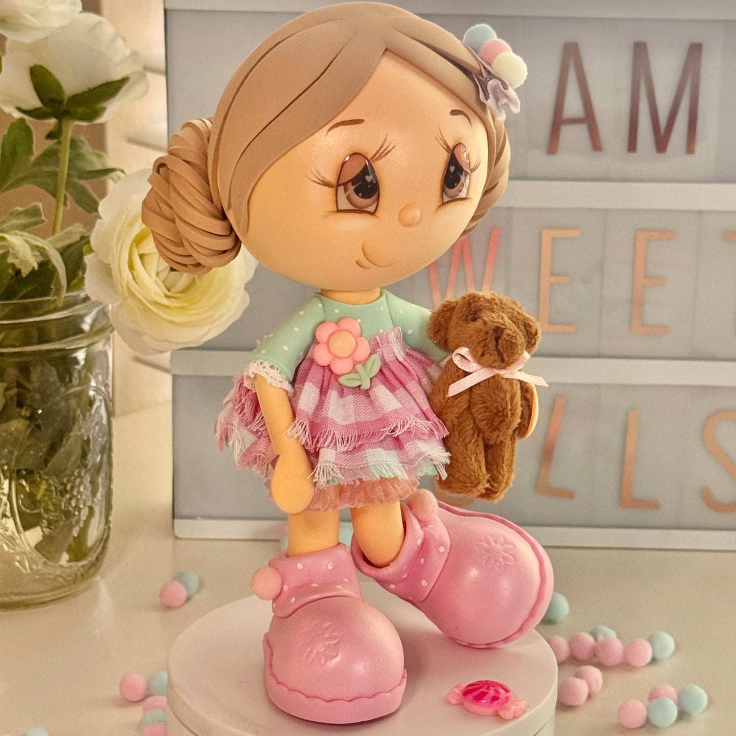 Katy & Her Teddy Bear – Handcrafted Collectible Fofucha Doll  (Katy y su Osito de Peluche – Muñeca Fofucha Coleccionable Hecha a Mano)