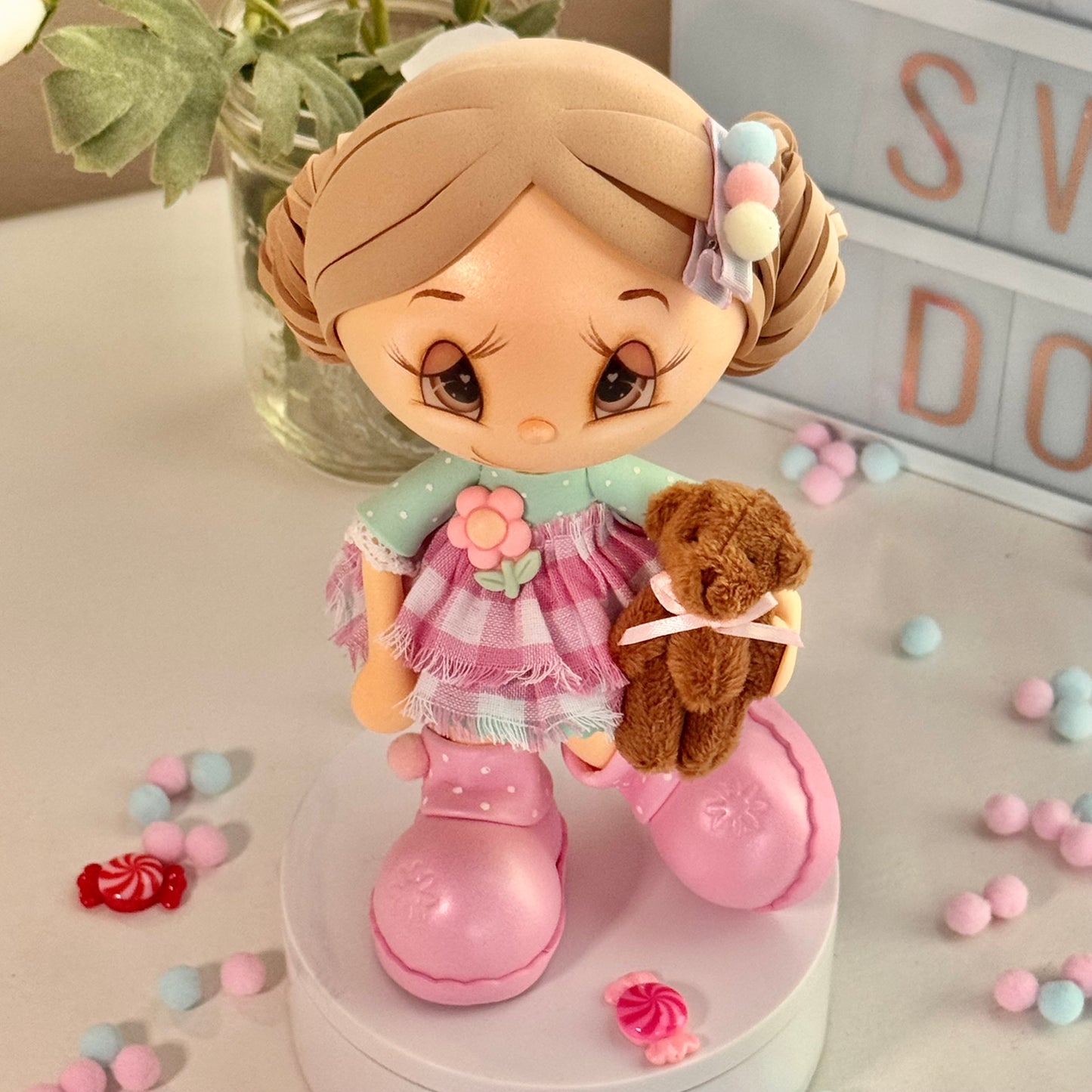 Katy & Her Teddy Bear – Handcrafted Collectible Fofucha Doll  (Katy y su Osito de Peluche – Muñeca Fofucha Coleccionable Hecha a Mano)