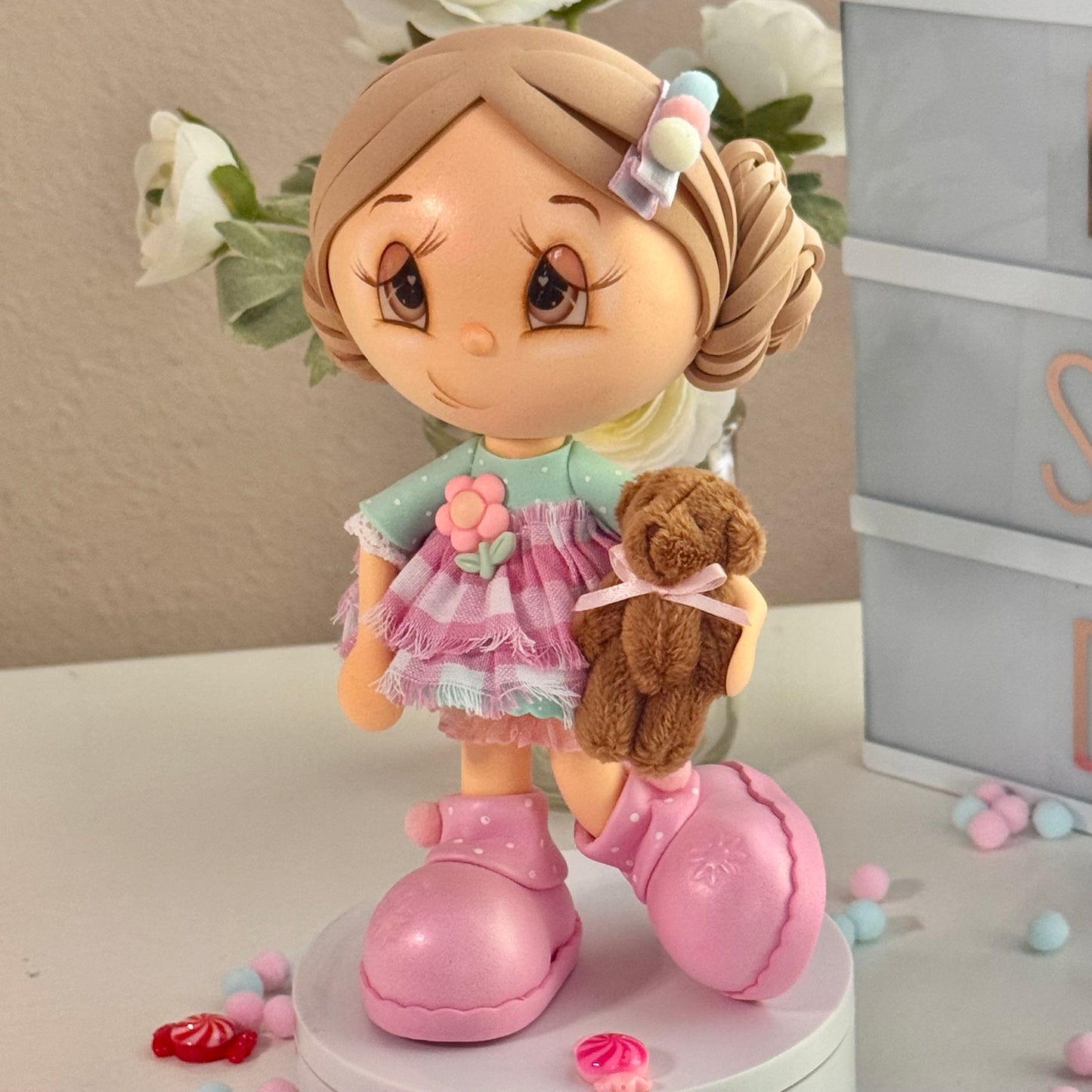 Katy & Her Teddy Bear – Handcrafted Collectible Fofucha Doll  (Katy y su Osito de Peluche – Muñeca Fofucha Coleccionable Hecha a Mano)
