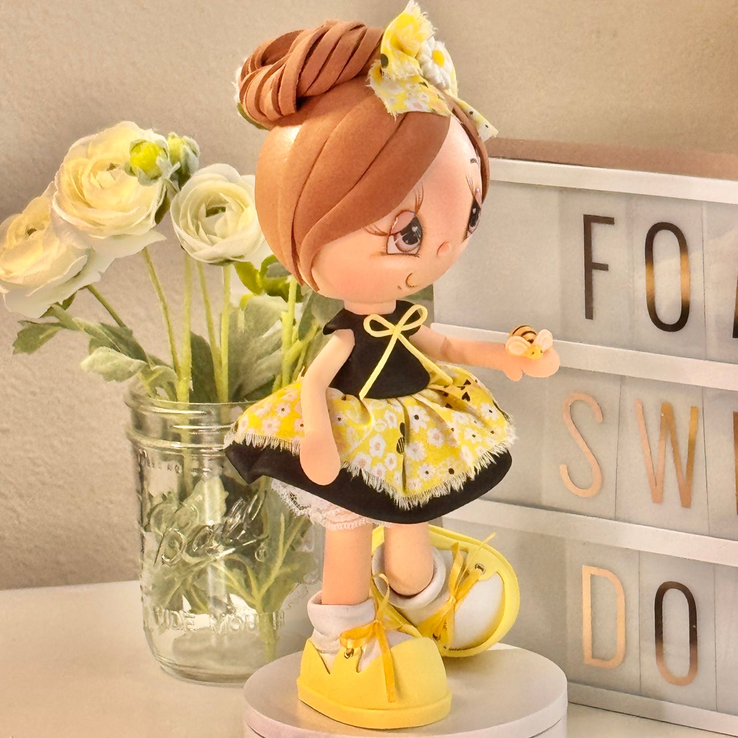 Amber Fofucha Doll - 9 inch Handmade Collectible Art | 23cm Muñeca Fofucha Amber - Arte Hecho a Mano