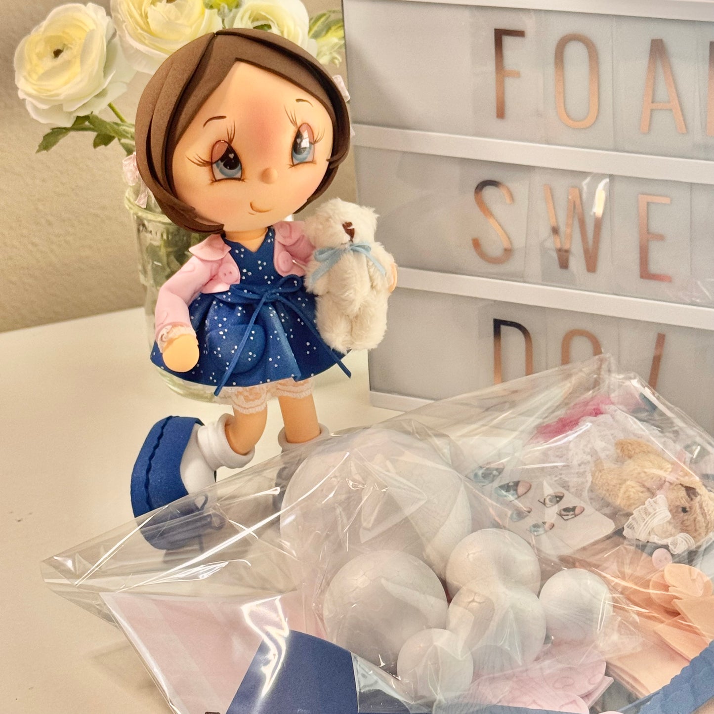 Kit completo para armar Fofucha Emma con piezas precortadas, moldes impresos y accesorios - Ready to assemble Emma Fofucha kit with pre-cut pieces and patterns.