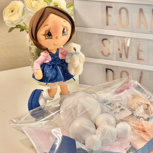 Kit completo para armar Fofucha Emma con piezas precortadas, moldes impresos y accesorios - Ready to assemble Emma Fofucha kit with pre-cut pieces and patterns.