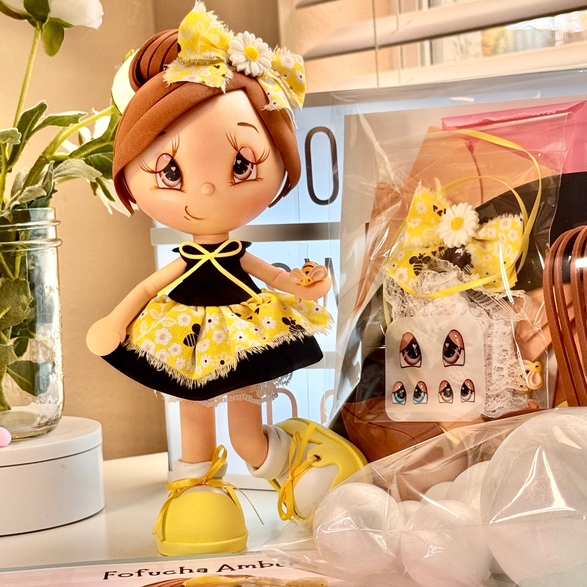Kit de manualidades Fofucha Amber con muñeca abejita terminada y materiales precortados - Amber fofucha craft kit with finished bee doll and pre-cut materials.