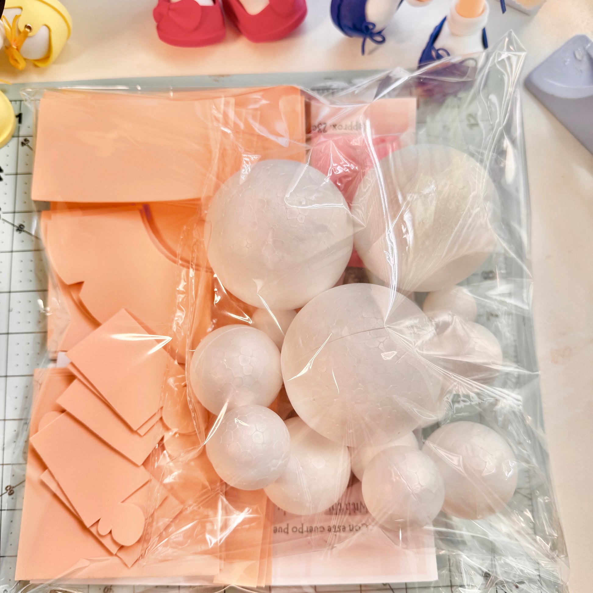 Kit de 3 cuerpos básicos para fofuchas empaquetado en bolsa transparente listo para usar - Fofucha 3 basic bodies kit packaged in a clear bag ready to use.