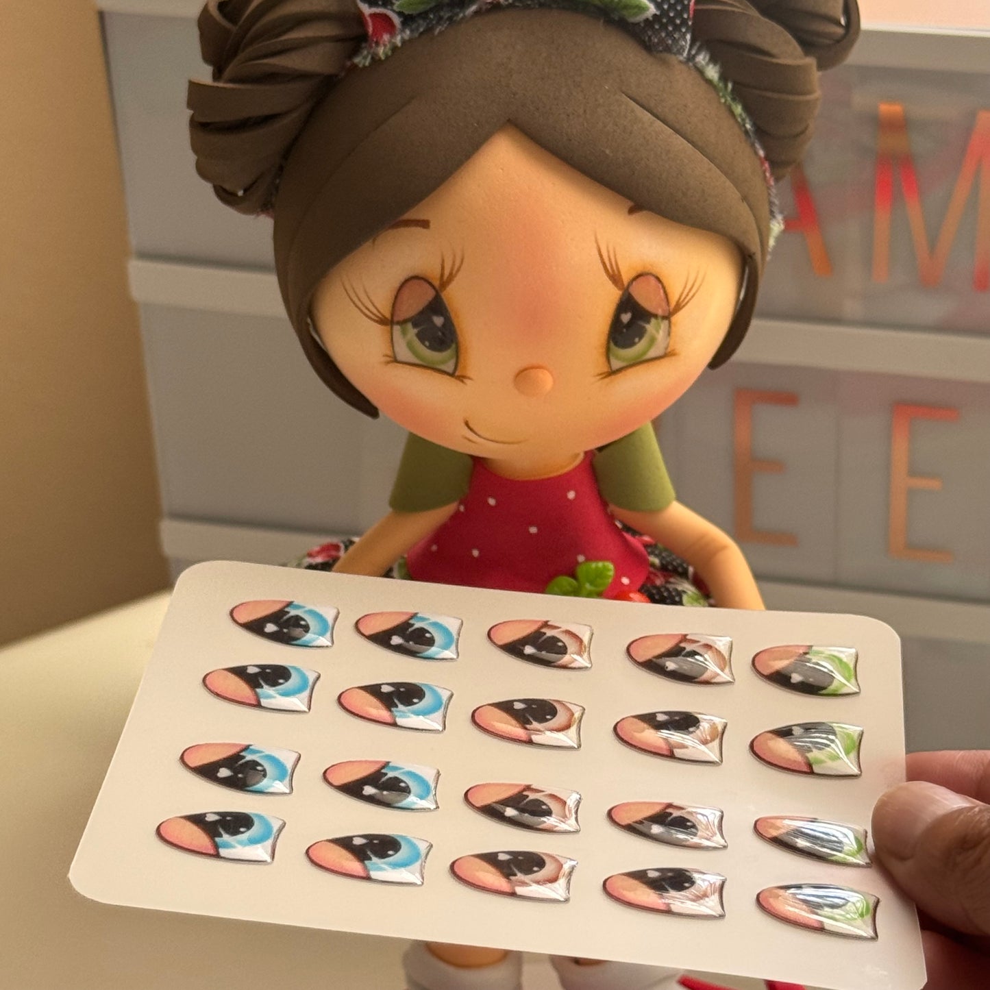 Planilla de ojitos resinados premium para fofuchas con acabado brillante - Premium 3D resin eyes for handmade dolls with high gloss finish.
